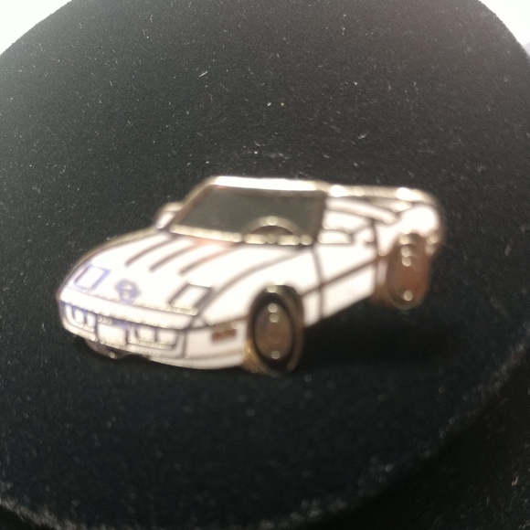 CHEVROLET CORVETTE C4 STYLE WHITE CONVERTIBLE AUTOMOTIVE HAT PIN LAPEL PIN.1997 - Picture 3 of 6